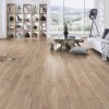 laminatova podlaha kronooriginal atlantic 8 dub biscotti v obyvacke s kniznicou 17624