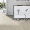 laminatova podlaha kronooriginal atlantic 10 dub alpaca ethereal v interieri s barovym pultom 17258
