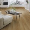 laminatova podlaha kronooriginal atlantic 8 dub caramel pistachio v obyvacke s bicyklom 17528