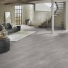 laminatova podlaha kronooriginal atlantic 8 pearl grey oxide v obyvacke so schodiskom 17455