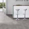 laminatova podlaha kronooriginal atlantic 8 pearl grey oxide v interieri s barovym pultom 17445