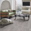 laminatova podlaha kronooriginal atlantic 8 pearl grey oxide v obyvacke na poschodi 17450