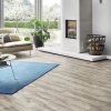 laminatova podlaha kronooriginal atlantic 8 dub weathered volcano v obyvacke s krbom 22735