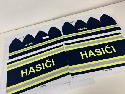 Balíček čepic a nákrčníků s vadou