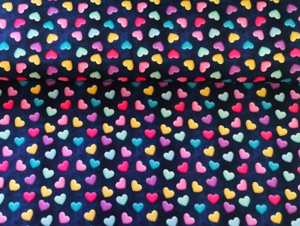 Pastelová srdíčka na tmavě modré