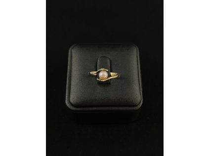 Zlatý prsten s perlou