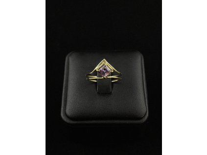 Zlatý prsten s fialovým zirkonem