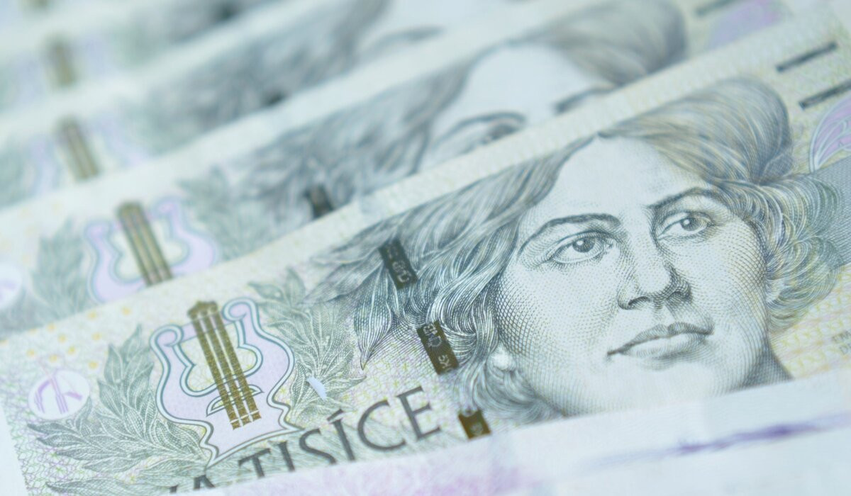 Božská a výstřední Ema. Měla doma věštírnu, kostlivce i rakev s červy