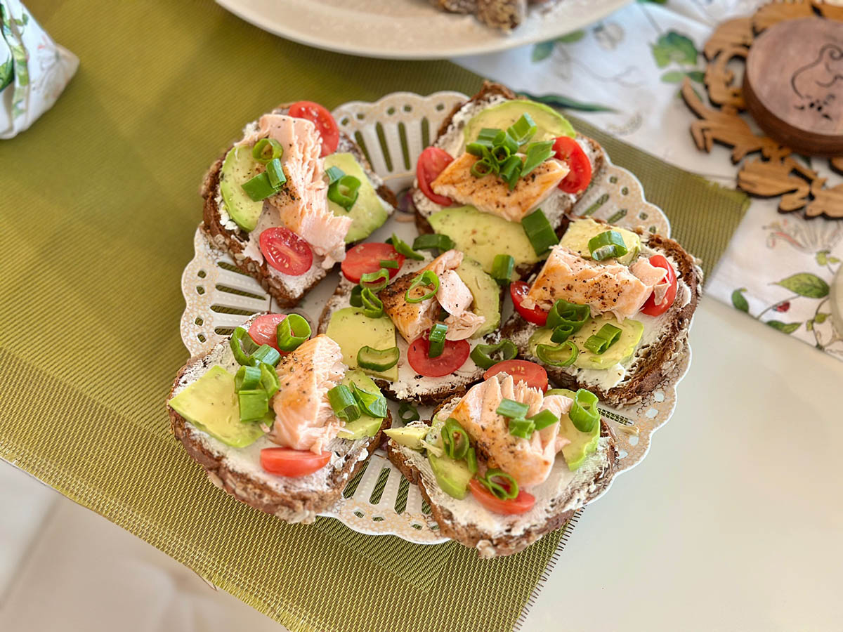 Recept na toasty s avokádem a grilovaným lososem