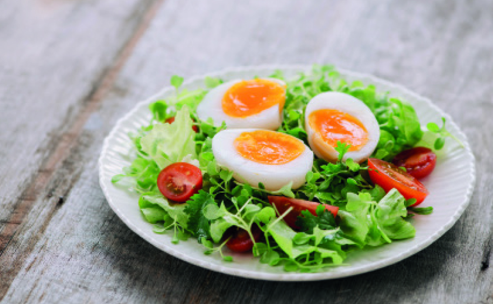 Recept: lehký salát s řeřichou, vejcem a mozzarelkami