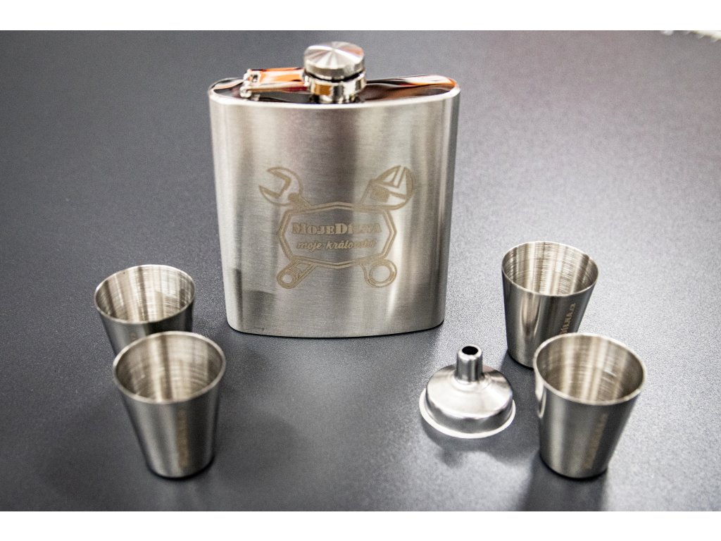 Sada placatky a 4 panáků, s nálevkou "MojeDílna moje království" d