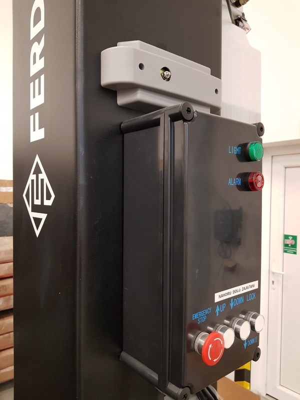 Ferdus Zvedák jednosloupový mobilní SF-M2500ES, 2,5t, s mechanickými západkami a kolečky (obrázek 6)