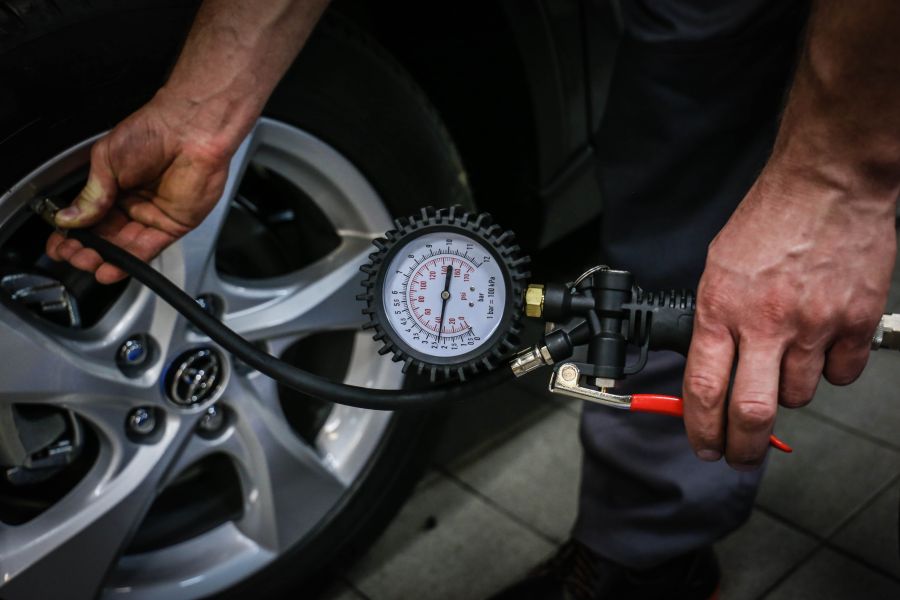 Pistole na huštění pneumatik s manometrem TAGRED TA140