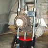 Pneumaticko-hydraulický lis na svislé čepy nákladních vozidel, 80 t, pojízdný na vozíku