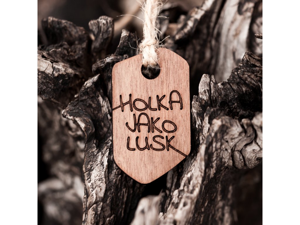 moje drevicko holka jako lusk privesek na batoh orech 002