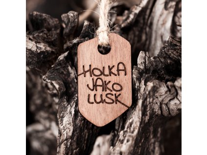 moje drevicko holka jako lusk privesek na batoh orech 002