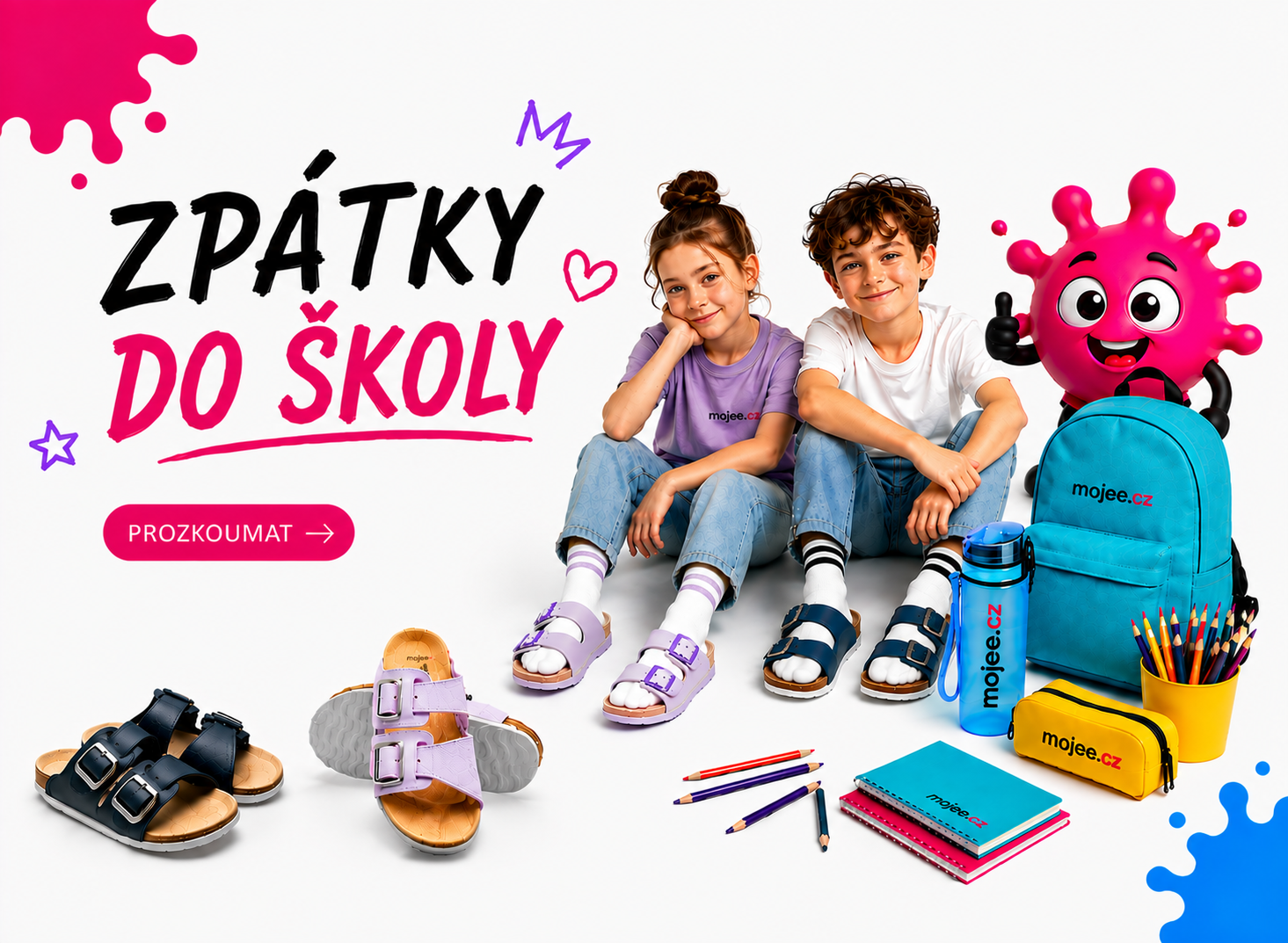 Banner „Zpátky do školy“ s usměvavou dívkou a chlapcem v sandálech, růžovým maskotem Mo a školními potřebami značky mojee.cz. Na bílém pozadí jsou batoh, láhev, penál, pastelky, sešity a dětské sandály v modré a fialové barvě.