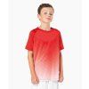 Dětské sportovní tričko s barevným gradientem červené na modelu