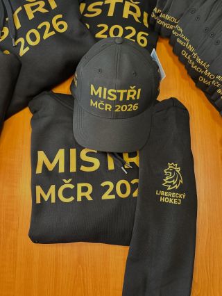🏆 MISTŘI MČR 2026 🏆 Zakázka pro Liberecký hokej je hotová. Černé mikiny + čepice se zlatým textem = kombinace, která mluví...