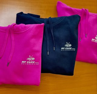 Nová zakázka z dílny mojee.cz 🔥 Pro RP Cars s.r.o. jsme realizovali potisk mikin a triček pro jejich tým autoservisu 🚗 ✔️...