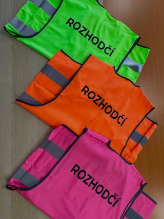 Nová zakázka hotová ✔️ Reflexní vesty s potiskem ROZHODČÍ připravené do akce. Neon oranžová, neon zelená a růžová – aby...