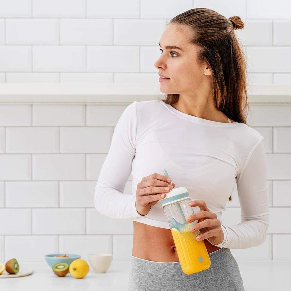Žena v kuchyni s lahví EQUA Flow 2v1 a smoothie