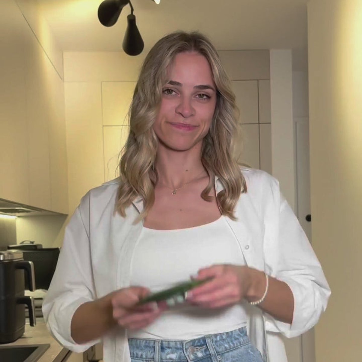 Žena drží dózu EQUA Ceremonial Grade Matcha