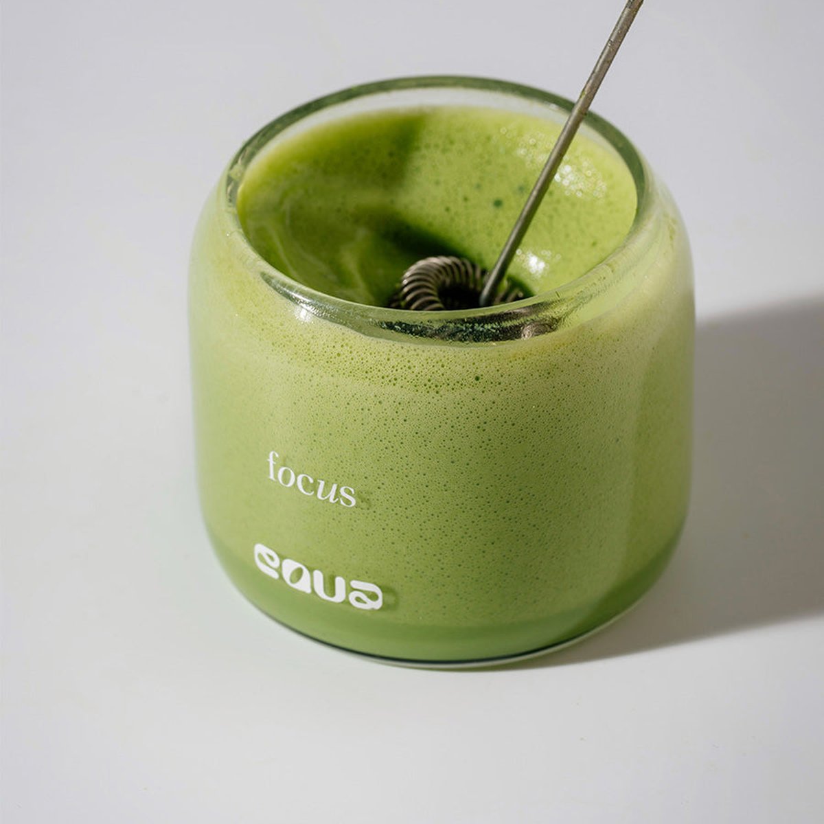 Napěňovač ve sklenici Focus s matcha latte