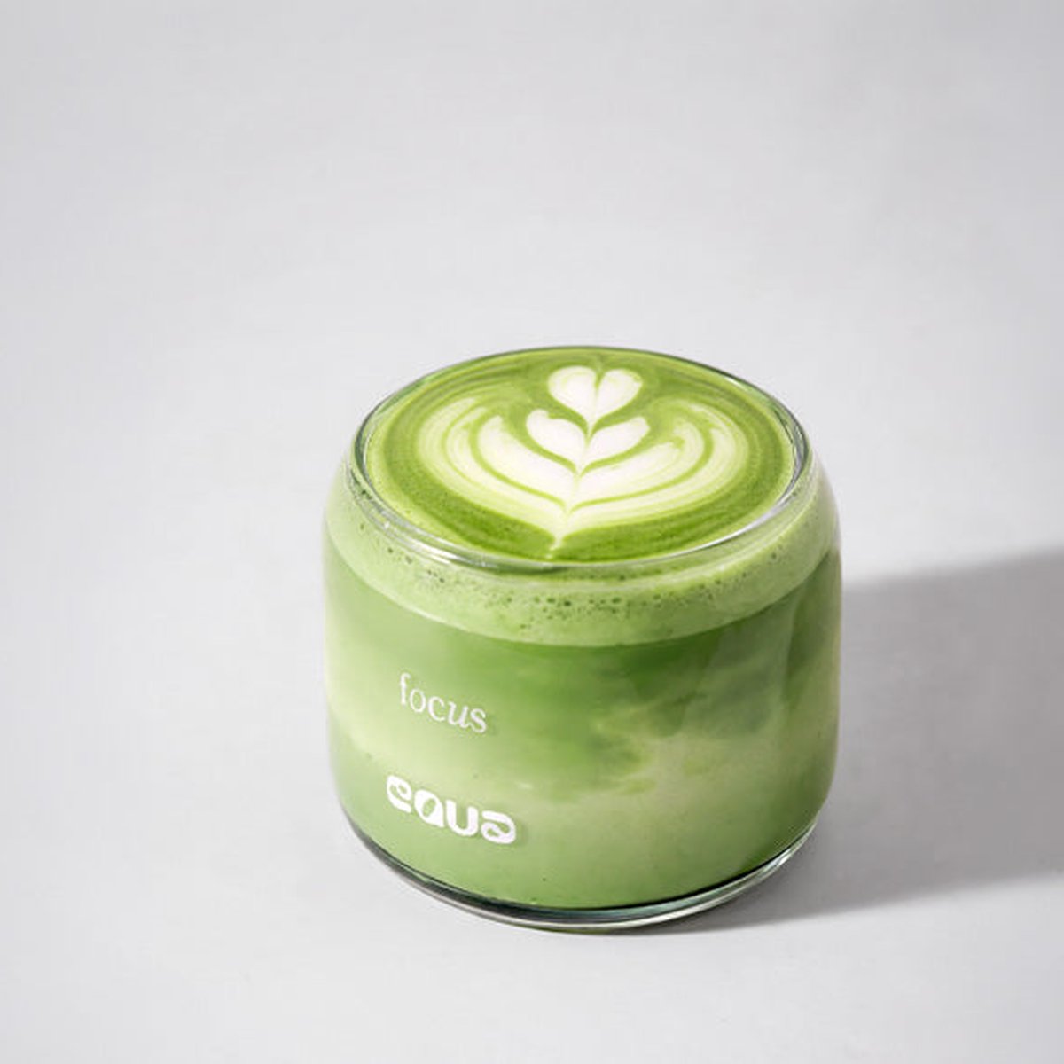 Matcha latte s pěnou ve sklenici Focus