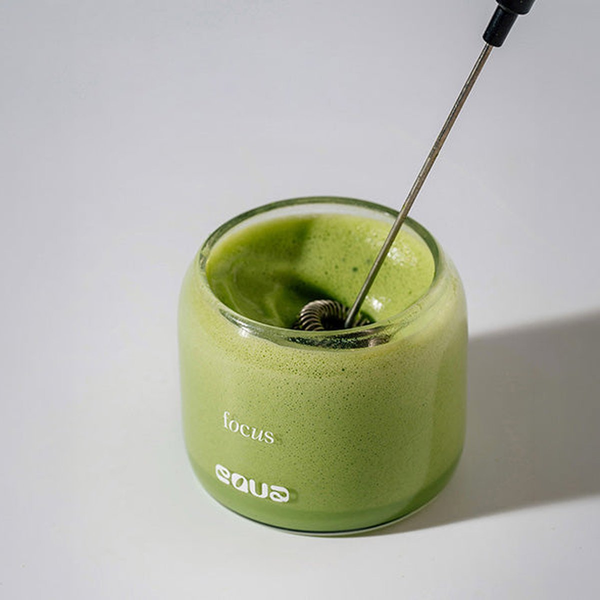 Napěňovač ve sklenici s matcha latte