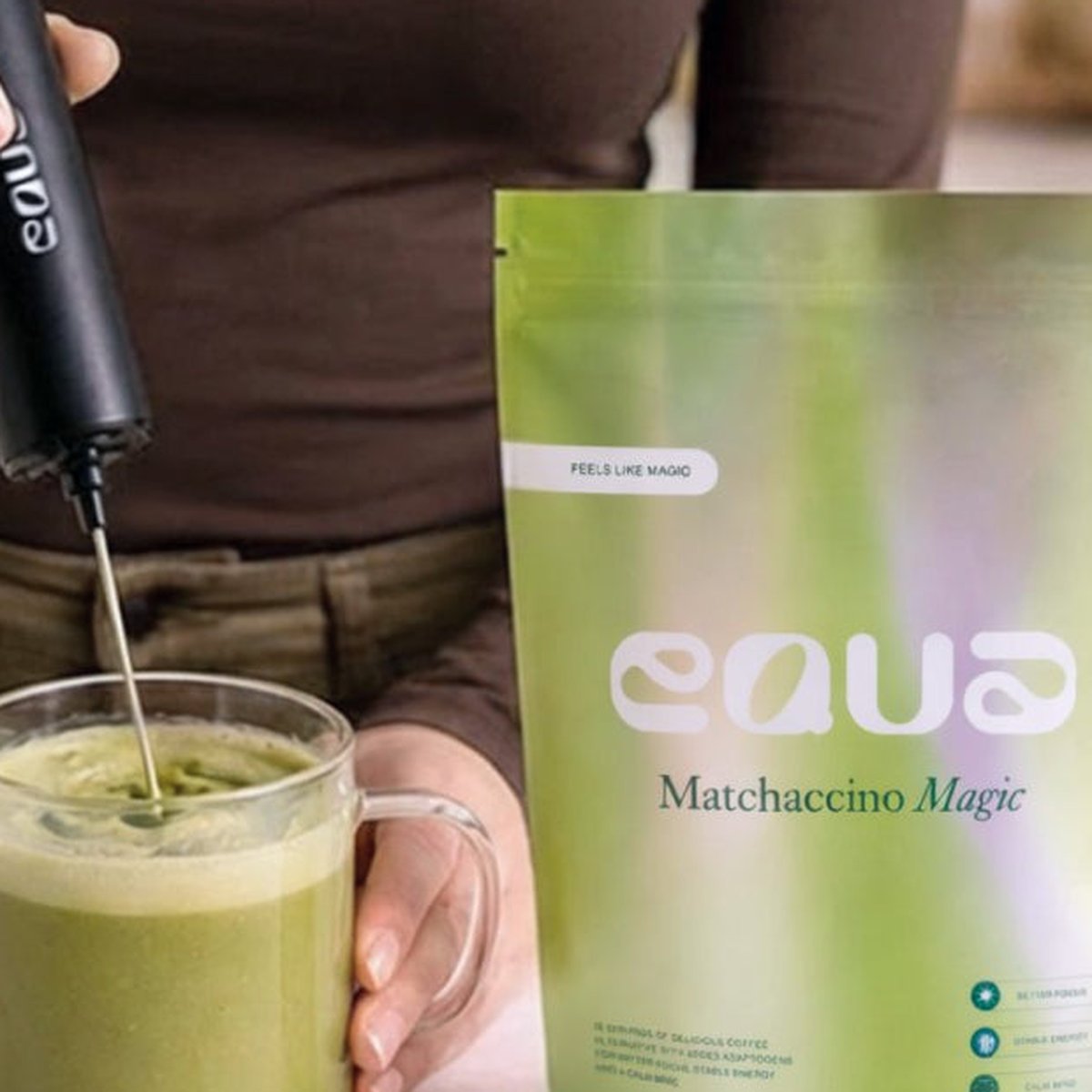 Napěňovač ve sklenici Matchaccino Magic vedle sáčku