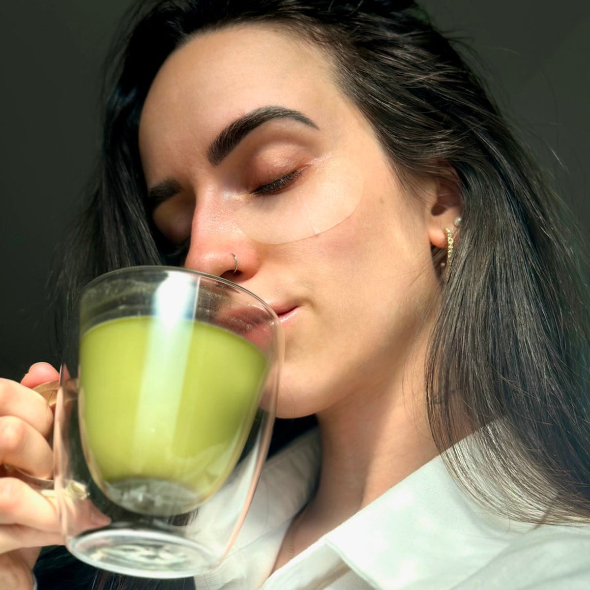 Žena pije Matchaccino Magic