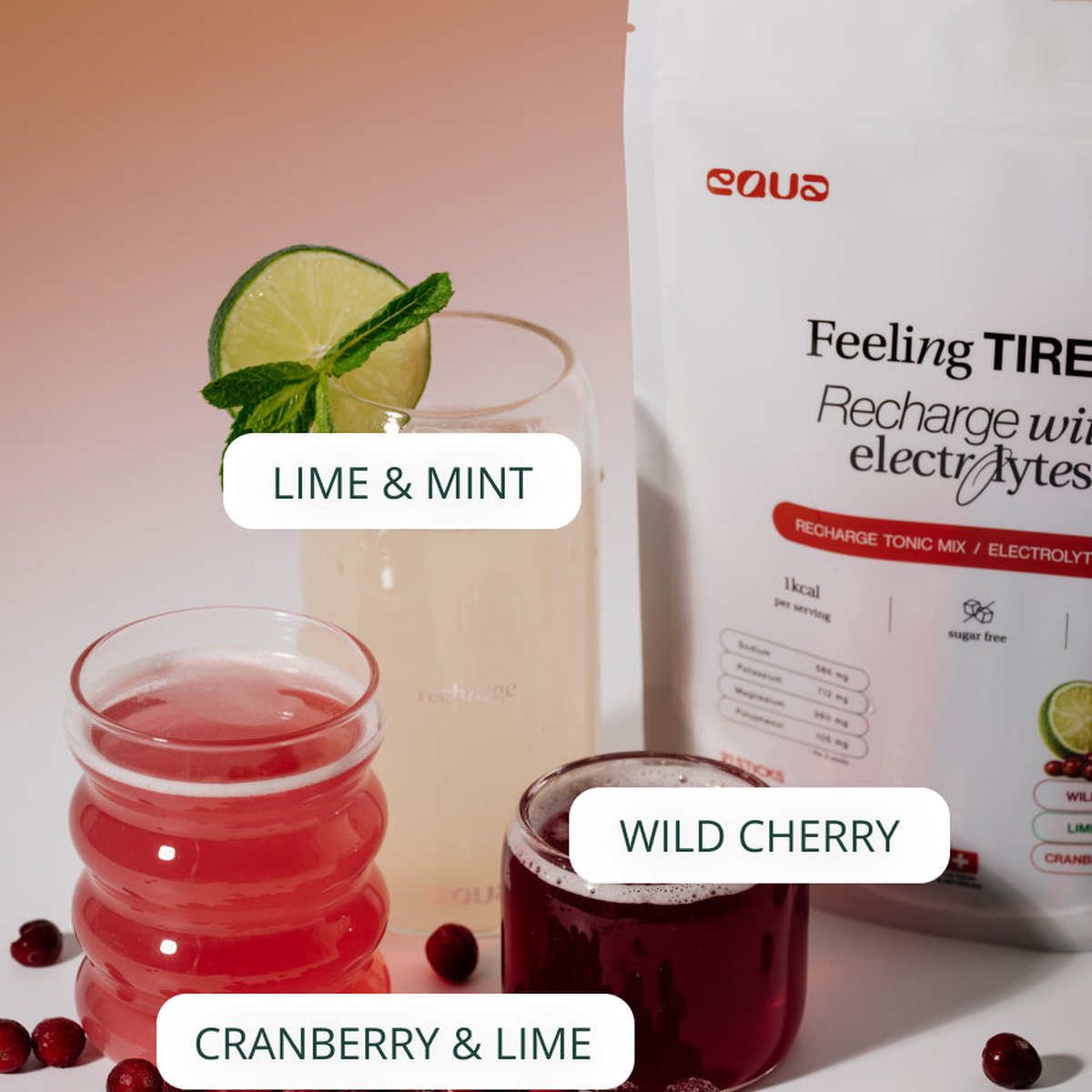 Tři sklenice Recharge Tonic s limetkou, třešněmi a brusinkami