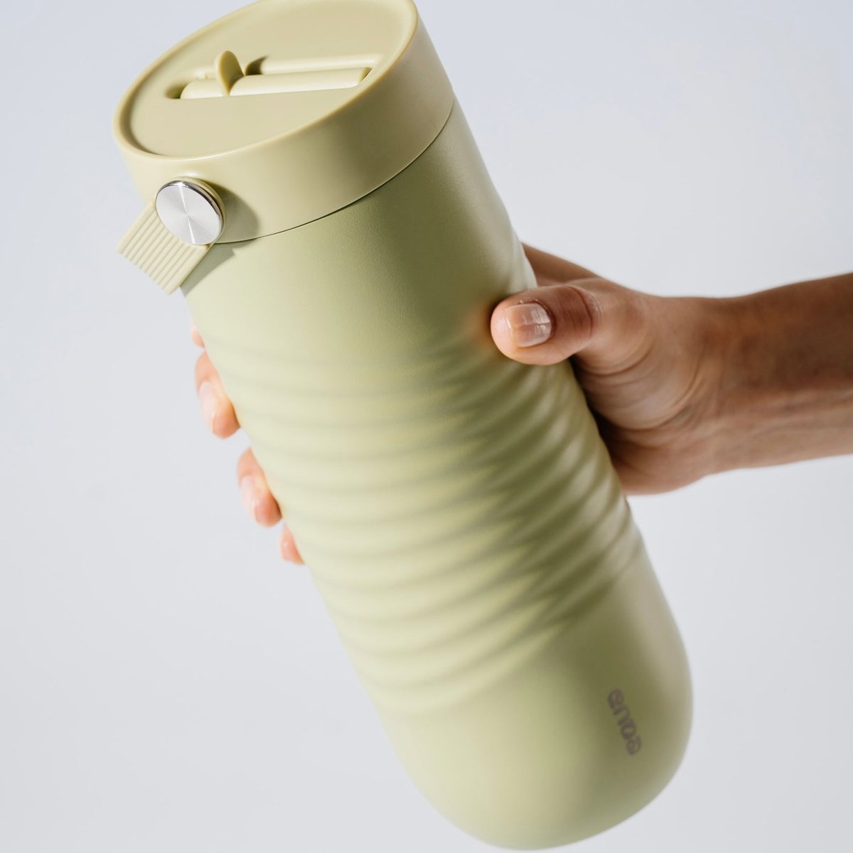 Termohrnek EQUA Big Cup 1000 ml v ruce