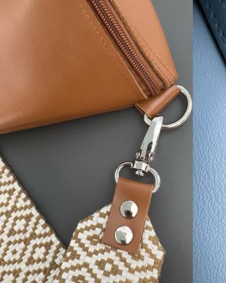 Někdo vidí kabelku. Já vidím stovky malých rozhodnutí. Právě detaily jsou tím, co moji práci odlišuje. Pečlivě vybraný...