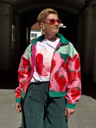 Nové jahodové bundy 🍓 Dve nové bundičky s našou autorskou jahodovou grafikou. Tentokrát v kombinácii so zeleným...