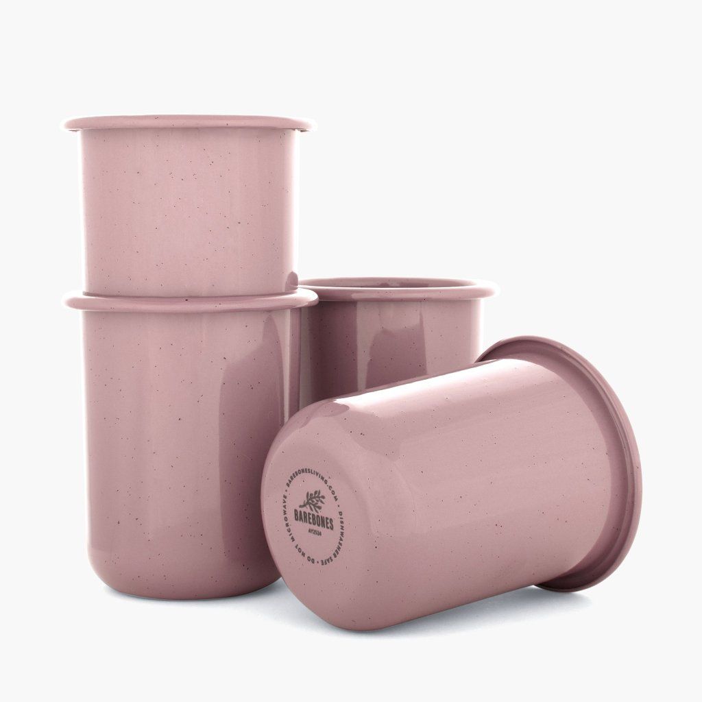 Barebones Rolled Enamelware smaltovaný pohár 473 ml staroružová pri používaní