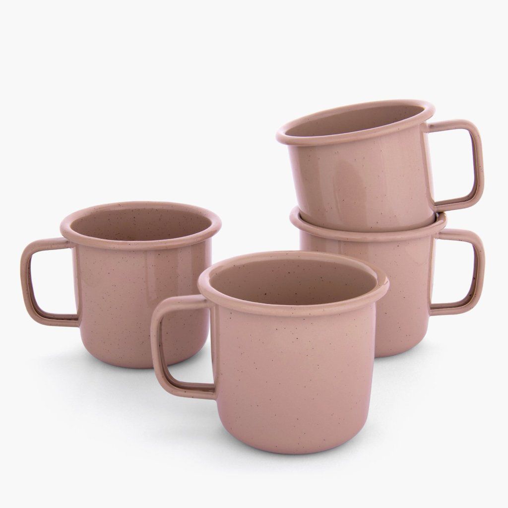 Barebones Rolled Enamelware smaltovaný hrnček 473 ml staroružová pri používaní