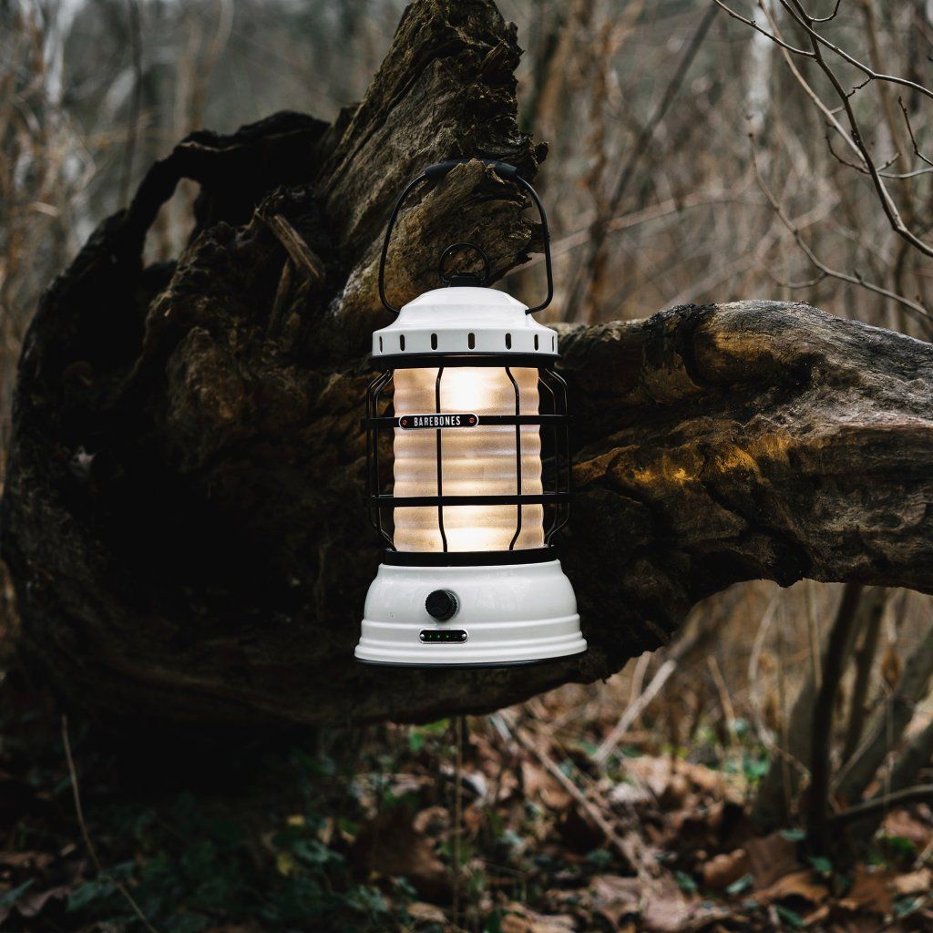 Barebones Forest Lantern LED lampáš biela pri používaní