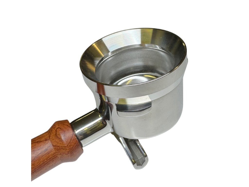 ocelovy nasypny krouzek na portafilter nasazeny na portafilteru