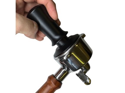 kovovy cerny pruzinovy tamper pechovadlo do pakoveho kavovaru do portafilteru pohled s rukou