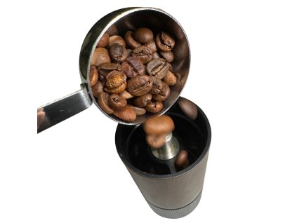 rucni kovovy mlynek na kavu s drevenou rukojeti pohled v rukou mojekafe 6