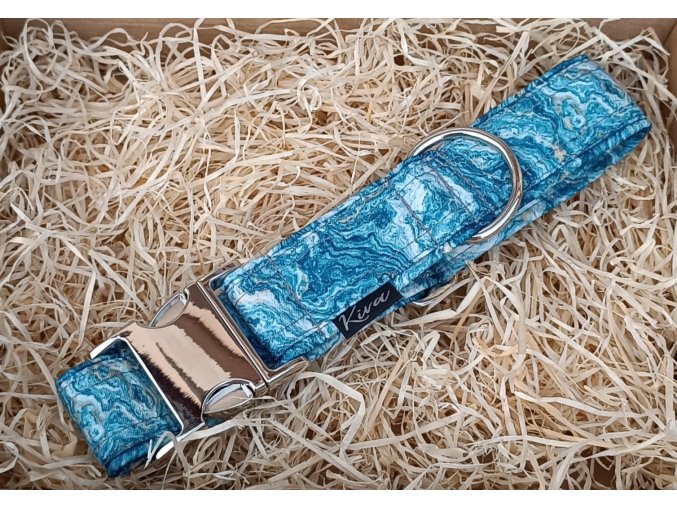 Obojek světle modrý mramor s kovovou sponou