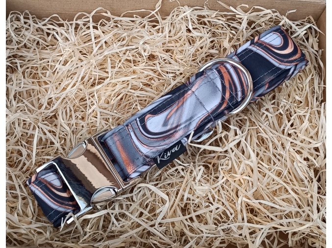 Obojek pro psa hnědošedý mramor s kovovou sponou