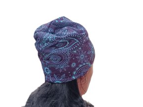 Čepice tyrkysové ornamenty na fialové