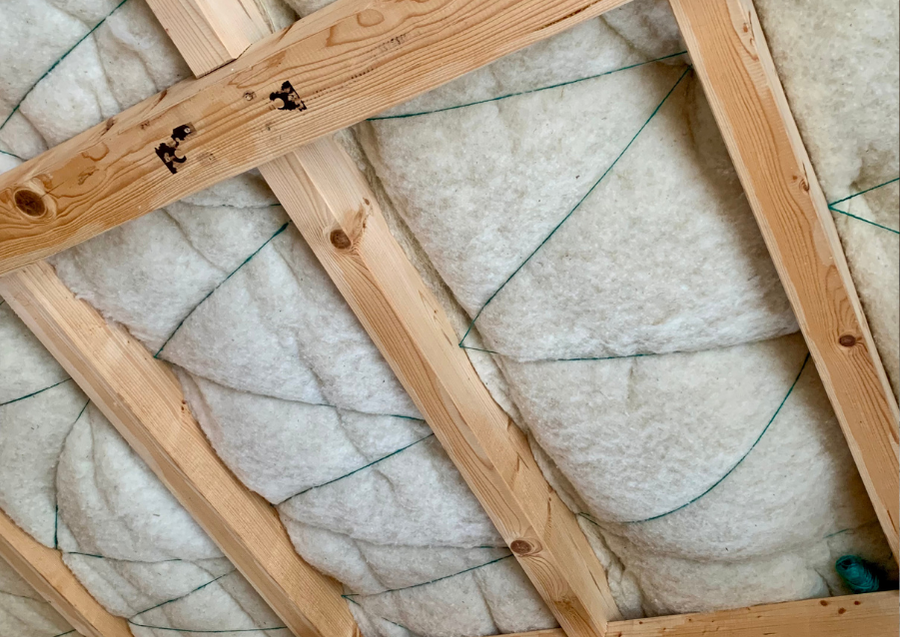 Strop v přízemí: ovčí vlna, gravitace a teplo, které je cítit hned