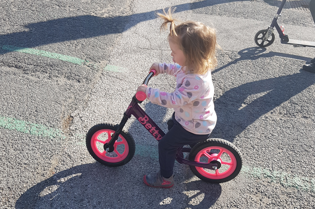 Kedy môže vaše dieťa začať jazdiť na odrážadle? Je to skôr ako si myslíte...