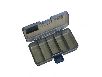Značka versus dělá ty nejlepší krabičky a boxy pro uchování produktů a háčků pro přívlač. Krabičky a boxy značky Versus mají skvělé vlastnosti a proto jsou tak hojně využívány mezi všemi kdo loví přívlačí. Nejvíce produktů značky Versus naleznete na MojePrivlac.cz
