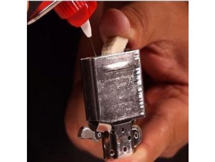 Prvé naplnenie benzínom Zippo