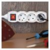 Prodlužovací kabel 1,5 m / 5 zásuvek / s vypínačem / bílý / PVC / 1,5 mm2